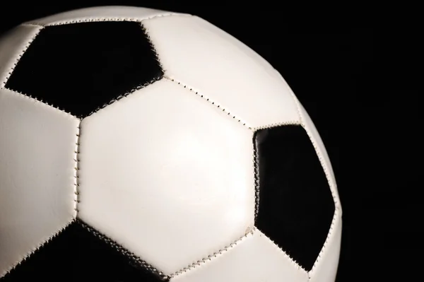 Closeup της μπάλας ποδοσφαίρου σε μαύρο φόντο — Φωτογραφία Αρχείου