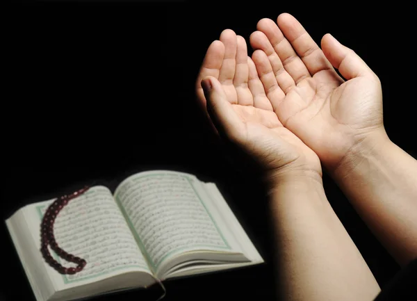 Руки вверх, ислам молиться, Коран рядом — стоковое фото