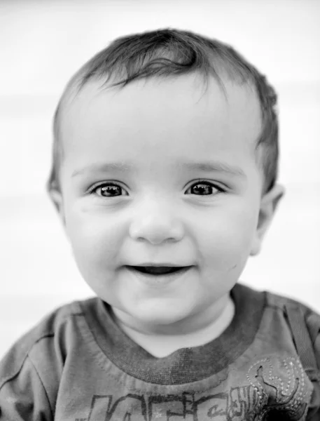 Foto en blanco y negro: lindo niño — Foto de Stock