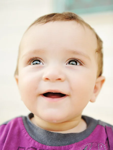 Imádnivaló baba gyönyörű, zöld szem, portré, kültéri — Stock Fotó
