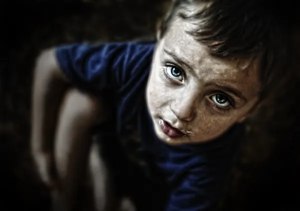 Tråkigt snygga barn porträtt på svart bakgrund — Stockfoto