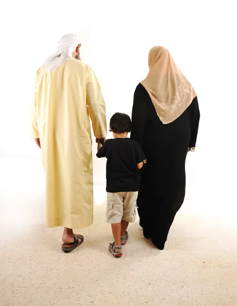 Família árabe muçulmana caminhando — Fotografia de Stock