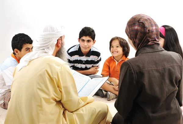 Activité éducative au Ramadan, couple musulman et enfants lisant le Coran — Photo