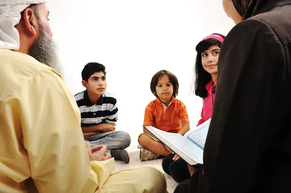 Utbildning aktivitet i ramadan, muslimska par och barn läsa Koranen — Stockfoto