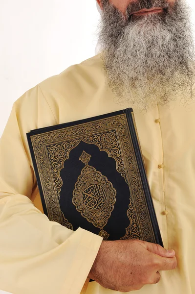 Moslim mens, lange baard, koran in de hand — Stockfoto