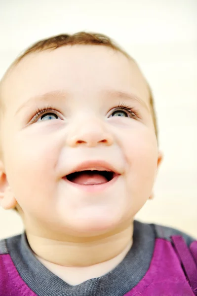 Adorable bebé hermoso, ojos verdes, retrato, al aire libre — Foto de Stock