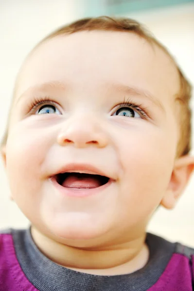 Rozkošný nádherné miminko, zelené oči, portrét, venkovní — Stock fotografie