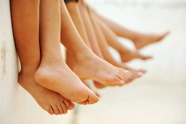 Vänner utan skor tillsammans, sommar, grupp av barn — Stockfoto