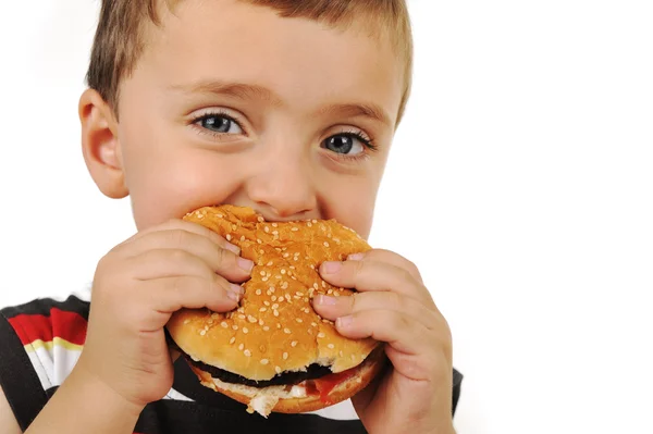 Junge isst Burger — Stockfoto