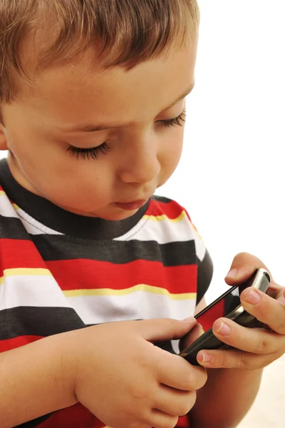 Kind spelen met touchscreen mobiele telefoon — Stockfoto