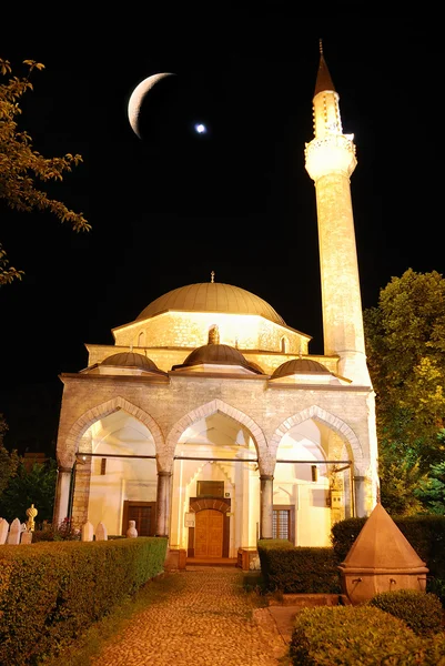 Mosque in night with crescent and star above — Stock Photo, Image