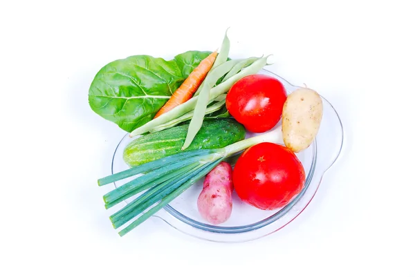 Grönsaker på plattan isolerad — Stockfoto