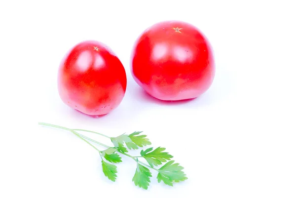 Dwa kawałki pomidorów i zielony lief pietruszki — Zdjęcie stockowe