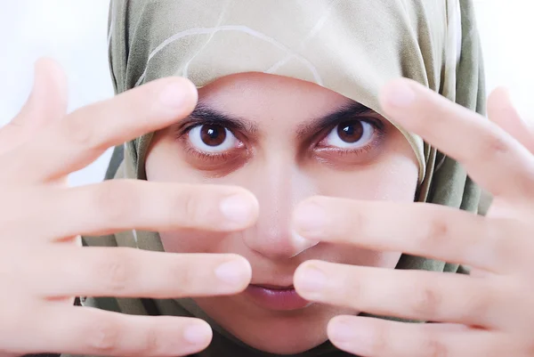 Muslim zahalená žena za ruce — Stock fotografie