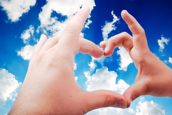 Καρδούλες χέρια στον όμορφο ουρανό — Φωτογραφία Αρχείου