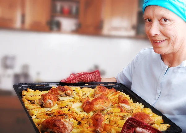 Kvinnor med förberedd kyckling och potatis — Stockfoto