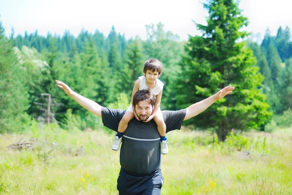 Heureux père et fils volant dans la forêt — Photo