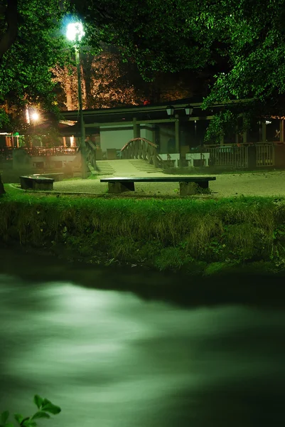 Лампа и скамейка ночью — стоковое фото