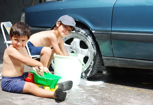 Brincando ao redor do carro e limpeza, crianças no verão — Fotografia de Stock