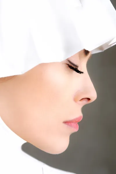 관능적 인 아름다움의 전형적 인 사진 이슬람 여성, 닫힌 눈 — 스톡 사진