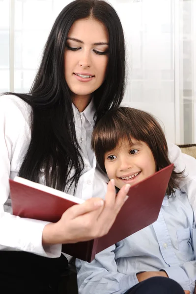 Madre y un hijo leyendo un libro en casa, primer plano — Foto de Stock