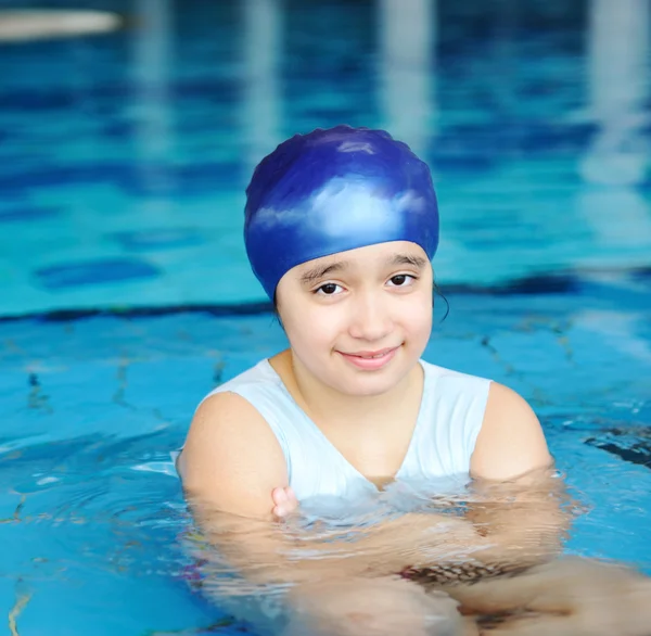Pequena menina bonita na água azul da piscina, hora de verão para se divertir — Fotografia de Stock