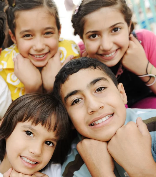 Verticale foto van kinderen groep, vier vrienden glimlachend buiten, jongens en gi — Stockfoto
