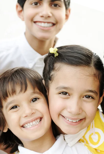 Verticale foto van kinderen groep drie jongens, vrienden glimlachend buiten en — Stockfoto