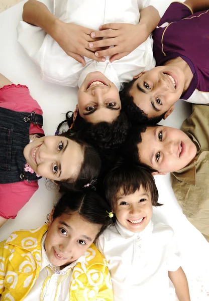 Κάθετη φωτογραφία της ομάδας τα παιδιά, τους φίλους που είναι χαμογελώντας απομονωθεί σε λευκό, αγόρια — Φωτογραφία Αρχείου