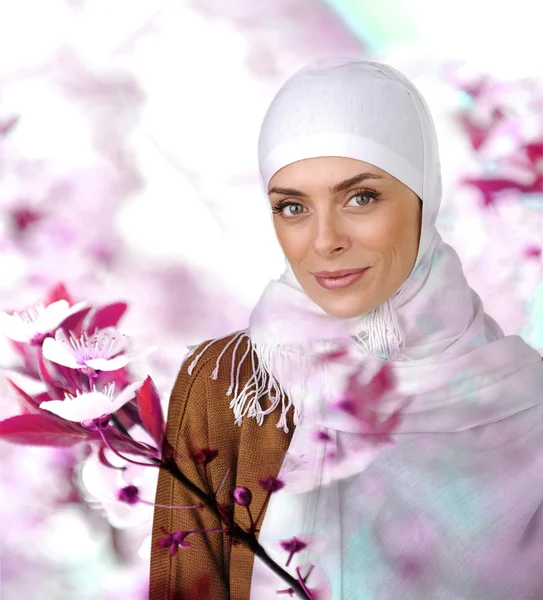 Szép muszlim pozitív nő mosolyogva portré — Stock Fotó
