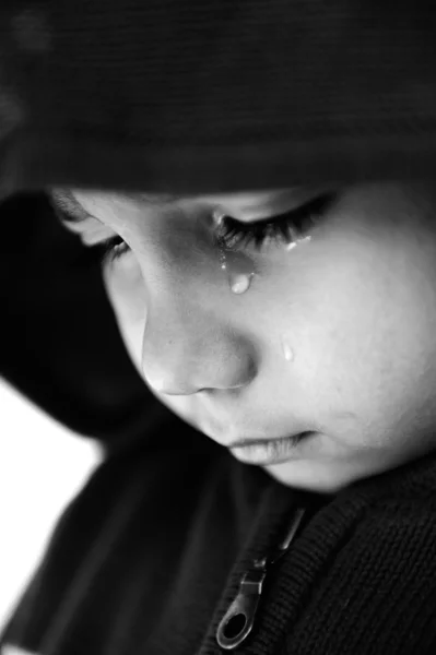 Criança chorando, foco em sua lágrima, acrescentou um pouco de grãos, preto e branco — Fotografia de Stock