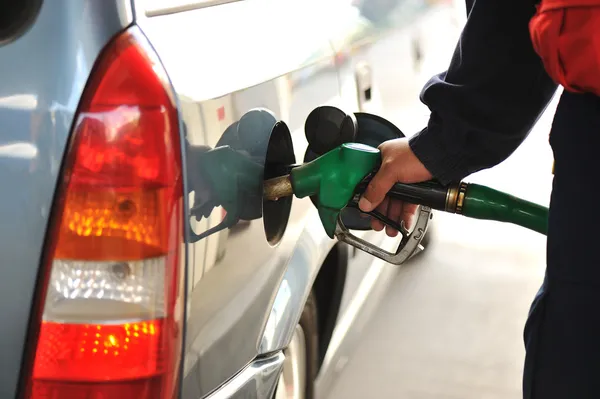 Człowiek napełniania samochód z paliwa na stacji benzynowej — Zdjęcie stockowe
