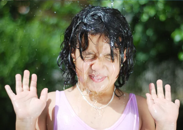 Salpicar agua en verano, linda chica jugando al aire libre en la naturaleza —  Fotos de Stock