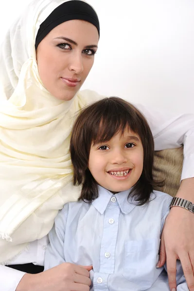 Árabe muçulmano coberto mãe e filho relaxante em casa — Fotografia de Stock