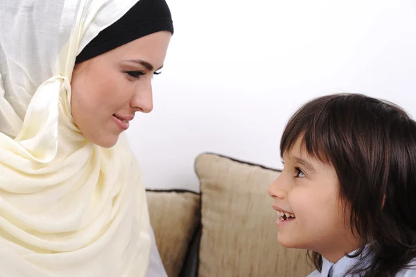 Muslimsk mor och son avkopplande hemma — Stockfoto
