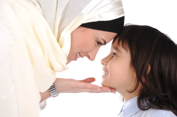 Μουσουλμανική μητέρα και γιος, αγαπούν ο ένας τον άλλον — Φωτογραφία Αρχείου