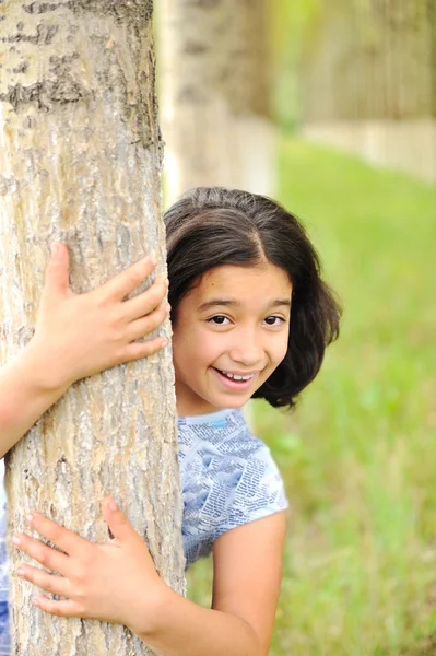 Flickan i skogen gömmer sig — Stockfoto