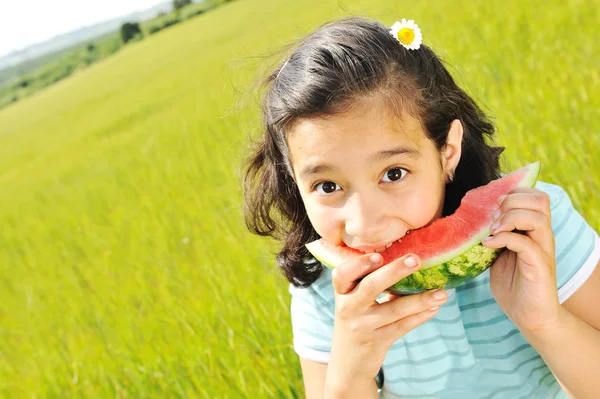 Wassermelone draußen essen — Stockfoto