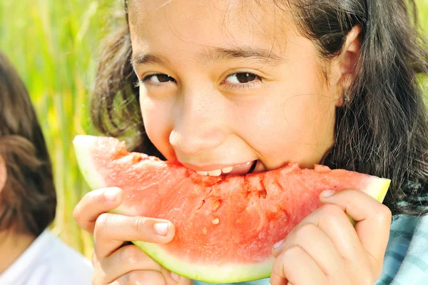 Wassermelone draußen essen — Stockfoto