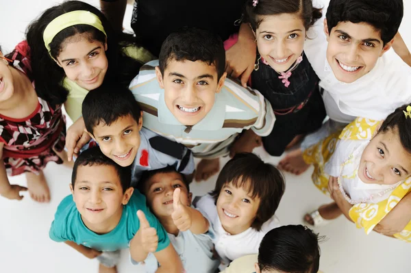 Grande grupo de crianças felizes, diferentes idades e raças, multidão — Fotografia de Stock
