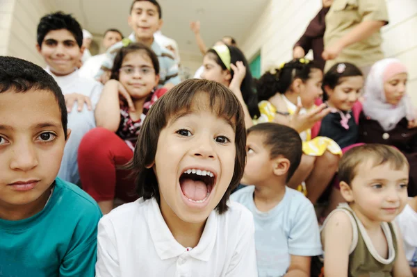 Skupina děti, štěstí a sounáležitosti — Stock fotografie