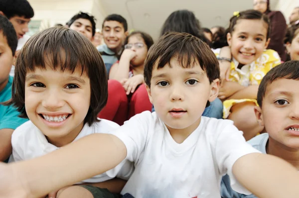 Çocuklar, farklı yaş ve yarış Okulu, breakti önünde kalabalık — Stok fotoğraf