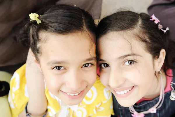 Retrato de dos chicas y mejores amigos con dientes sanos — Foto de Stock