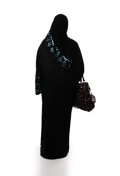 Muslim tradisional wanita dengan tas belanja, pakaian dari belakang, terisolasi — Stok Foto