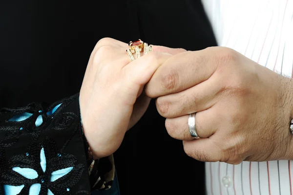 Ημέρα γάμου νύφη και γαμπροί χέρια με δαχτυλίδια — Φωτογραφία Αρχείου