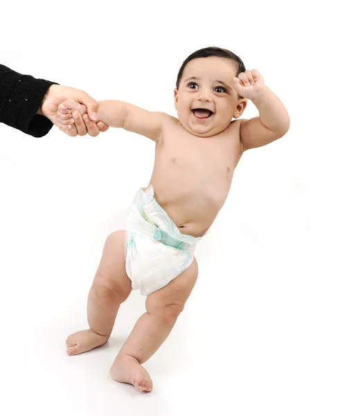Söt baby isolerade på vit bakgrund, lära sig gå med sin mamma — Stockfoto