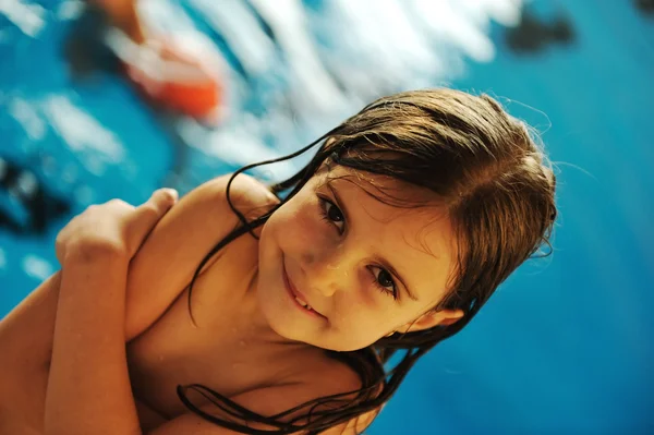 Lilla söta tjejen i blått vatten i poolen, sommartid kul — Stockfoto