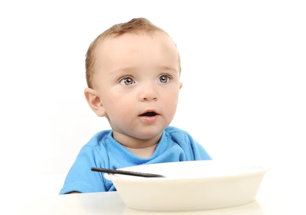 Bonito adorável bebê de um ano com olhos verdes comendo na mesa, colher e — Fotografia de Stock