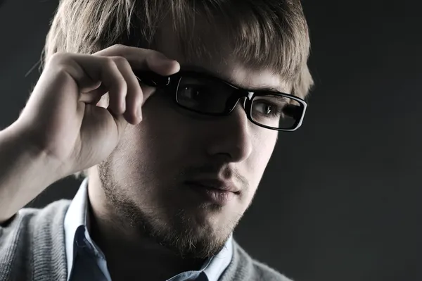 Portret przystojny stylowy mężczyzna w okularach — Zdjęcie stockowe