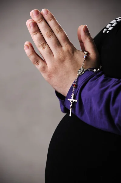 Mulher grávida rezando com rosário nas mãos — Fotografia de Stock